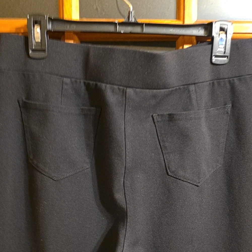 Intro. Black Ankle Pants - Picture 4 of 6